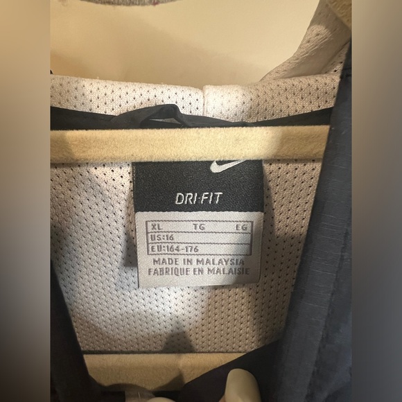 Nike kids windbreaker jacket 
Size XL - Picture 4 of 4